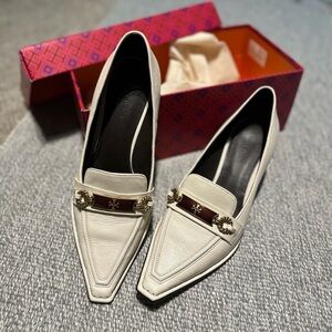 Tory Burch pump. New Ivory 9.5 M. Worn once.